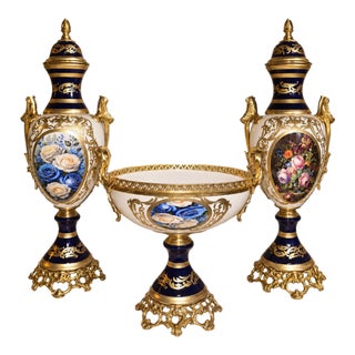 French Style Blue & White Porcelain Garniture Set With Two Covered Vases and Central Jardinière – Gold Leaf & Bronze For Sale