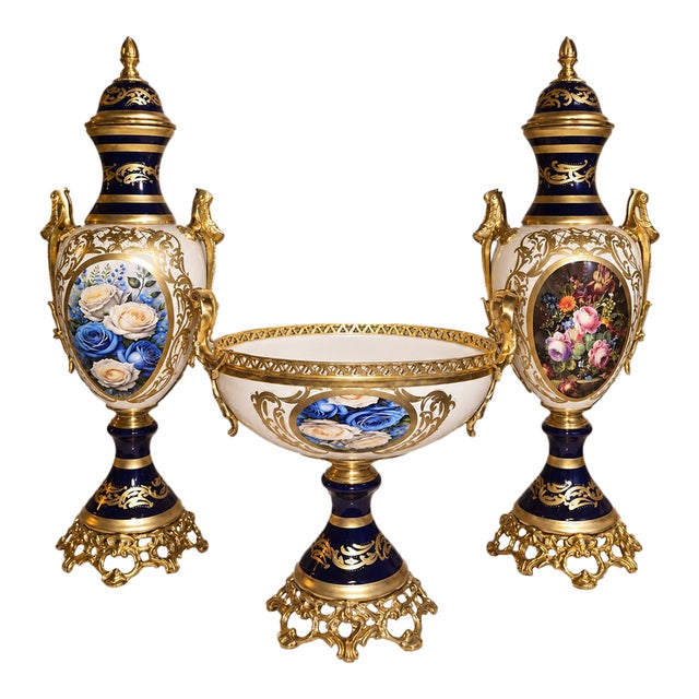 French Style Blue & White Porcelain Garniture Set With Two Covered Vases and Central Jardinière – Gold Leaf & Bronze For Sale