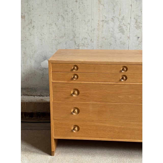 Chest of drawers in oak designed by Hans J Wegner for RY Mobler, Denamrk 1950's. The drawers have Wegner's trademark...