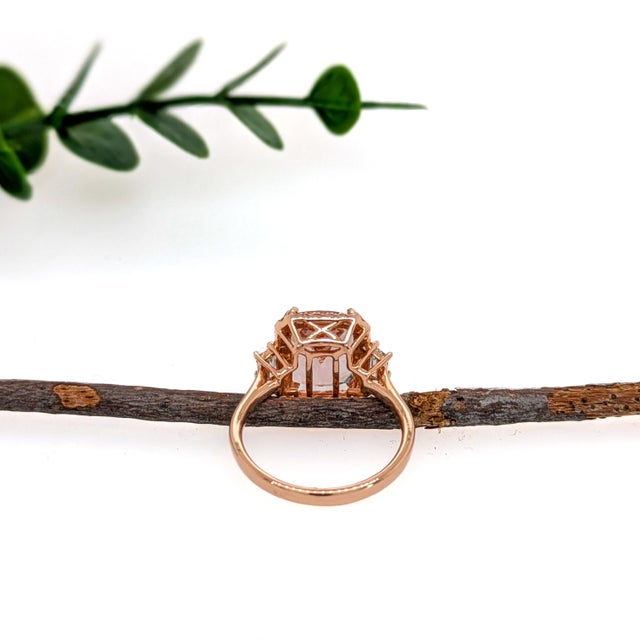 2020s 3.7 Carat Morganite Ring With Earth Mined Diamonds in Solid 14k Gold For Sale - Image 5 of 6