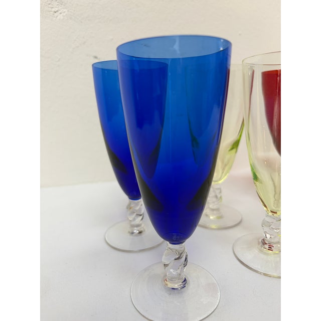 Baccarat Mid-Century Baccarat Multi-Color Crystal Wine Glasses with Twisted Stems, France, 1960s, Set of 7 For Sale - Image 4 of 8