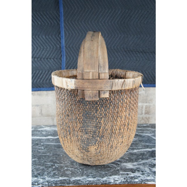 Early 20th Century Antique Chinese Hand Woven Willow Rice Gathering Basket Bentwood Handle Bucket For Sale - Image 4 of 8