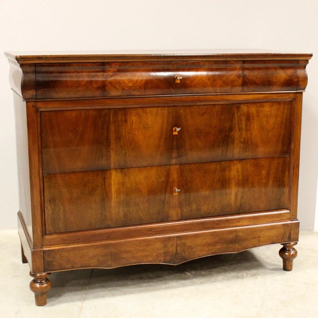 Louis Philippe Capuchin chest of drawers In solid walnut and veneer Halfway era - Luigi Filippo Origin Italy - Emilia...