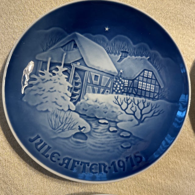 Glass 1970s Collectible Plates Going Home for Christmas For Sale - Image 7 of 12