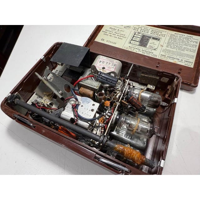 Vintage 1950s Rca Victor B-411 Portable Tube Radio | Atomic Mid-Century Decor | Untested For Sale In New York - Image 6 of 9