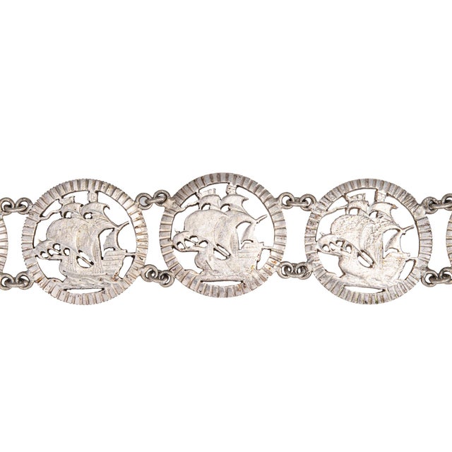 Chic vintage Portuguese bracelet crafted in 833 silver (circa 1940s to 1950s). The bracelet highlights repeating links...