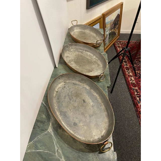 French Three Copper Sauce Pans in Different Sizes, 19th Century - Set of 3 For Sale - Image 4 of 5