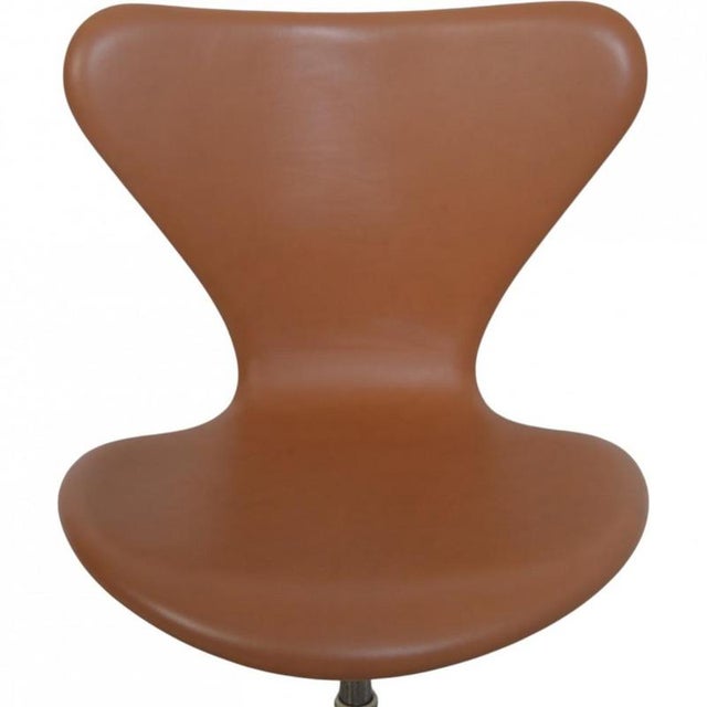 Model 3117 Desk Chair in Cognac Leather by Arne Jacobsen, 1980s For Sale - Image 3 of 14