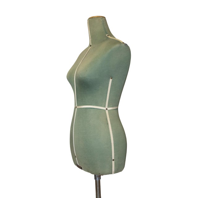 Vintage Singer tailor's mannequin with metal tripod. Stunning green vintage tailor's mannequin from the 1960s, extendable...