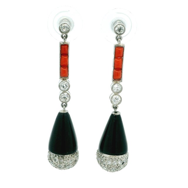 1990s Pair of French Art Deco Revival Platinum Diamond Coral Onyx Drop Earrings For Sale - Image 11 of 12