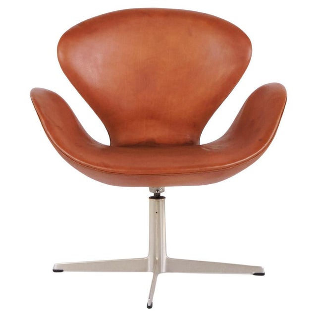 The Swan Model 3320 in Cognac Leather by Arne Jacobsen for Fritz Hansen, 1960s For Sale - Image 12 of 12