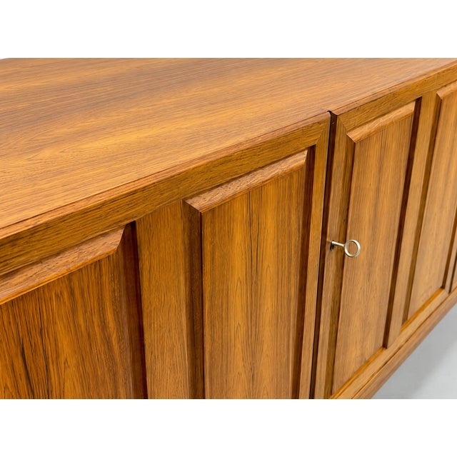 Extra Long Mid Century Modern Rosewood Credenza / Media Stand, C. 1960's For Sale - Image 13 of 16