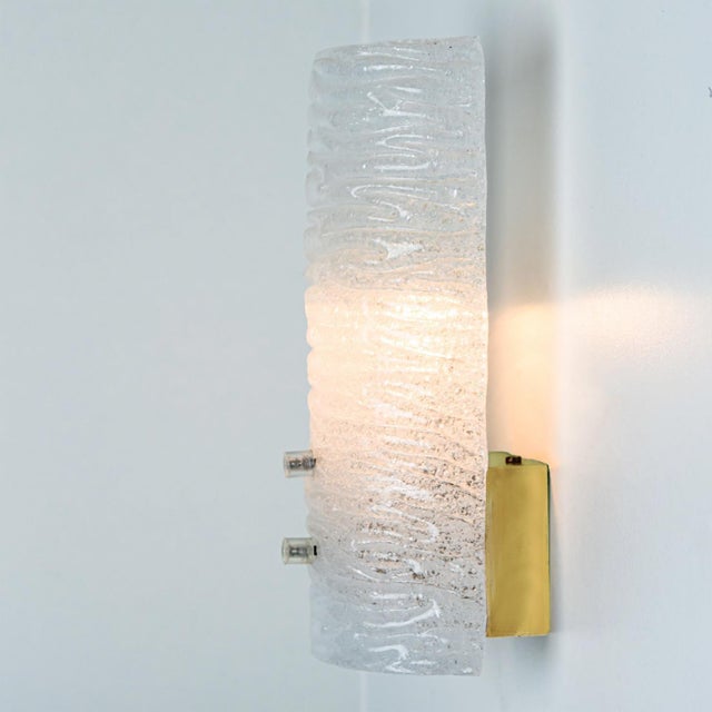 Ribbled Frosted Glass Brass Wall Light attributed to J. T. Kalmar for Kalmar, Austria, 1970s For Sale - Image 6 of 18