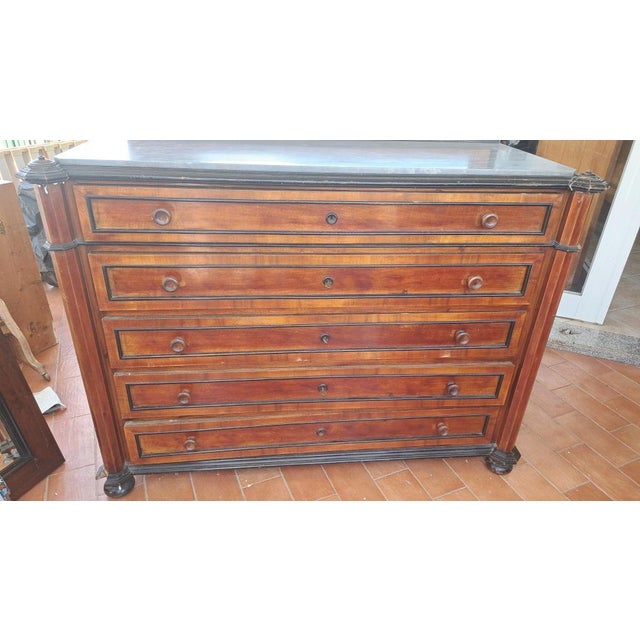 Italian walnut dresser with marble top and mirror – late 19th century. An elegant Italian walnut dresser dating back to...