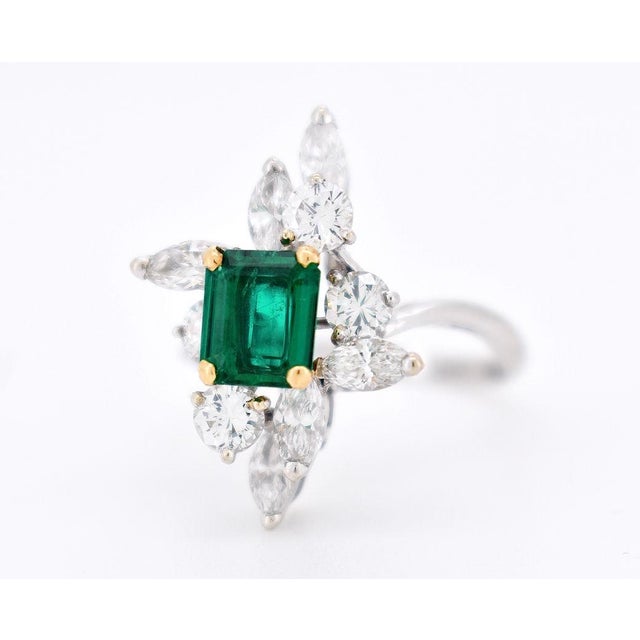 Vintage Marquise Ring in 18-Carat Gold, Colombian Emerald Vivid Green and Diamonds E/Vvs, Size 7.75 For Sale - Image 4 of 5