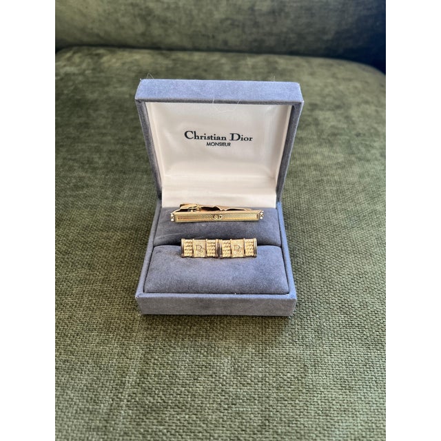 Art Deco Rare Monsiuer Vintage Christian Dior Gold Plate Cufflinks & Tie Clip In Original For Sale - Image 3 of 10