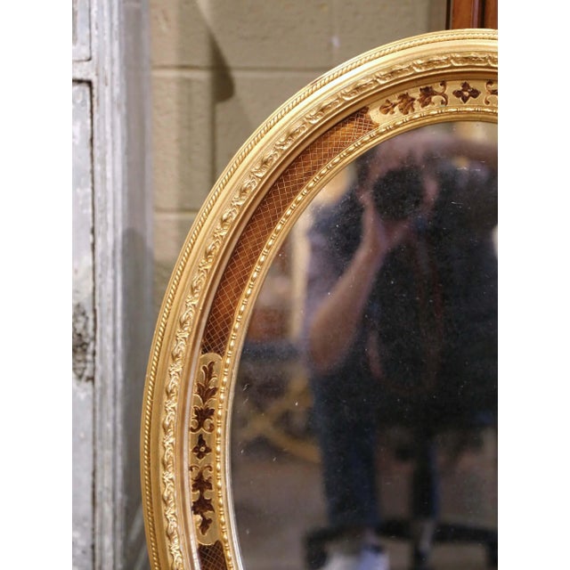 French Mid-20th Century French Oval Giltwood Mirror With Floral Motifs For Sale - Image 3 of 10