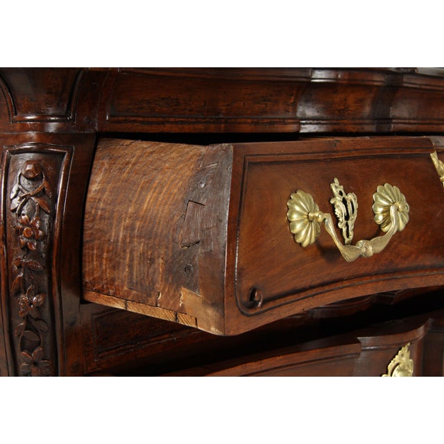 Antique French Commode in Walnut, 1740 For Sale - Image 13 of 18