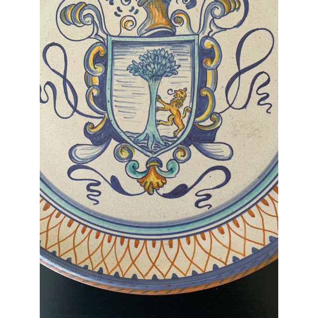 Late 20th Century Italian Provincial Deruta Hand Painted Faience Pottery Wall Plate With Armorial Crest For Sale - Image 5 of 7