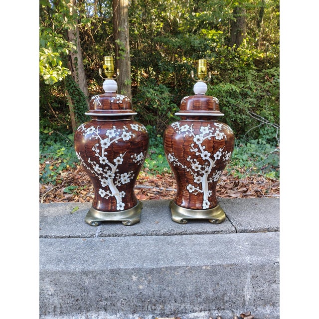 Vintage Chinoiserie Brown & White Floral Ginger Jar Table Lamps – Pair For Sale - Image 4 of 7