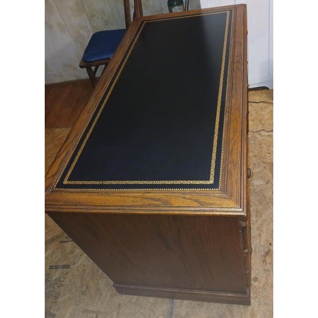 Gorgeous black leather top mahogany desk. Gold detailing to edge of leather, with no fading. Made by Sligh in the 1960s,...