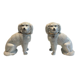 Pair of Staffordshire porcelain Cavalier King Charles Spaniel dog figurines For Sale
