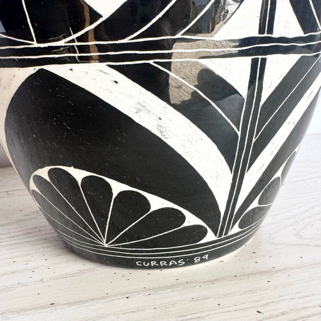 1980s 1989 Black and White Sgraffito Pottery Vase by the Curras Brothers For Sale - Image 5 of 6