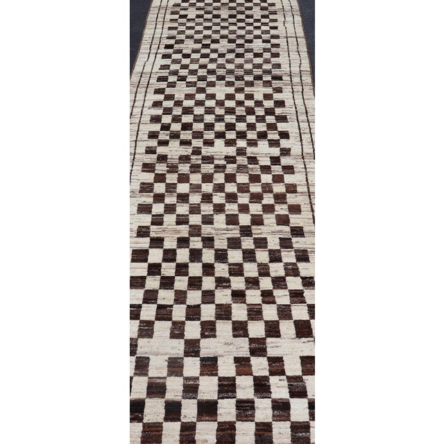 Early 21st Century Casual Modern Gallery Runner in White and Brown Tones 3'6 X 12'8 For Sale - Image 5 of 11