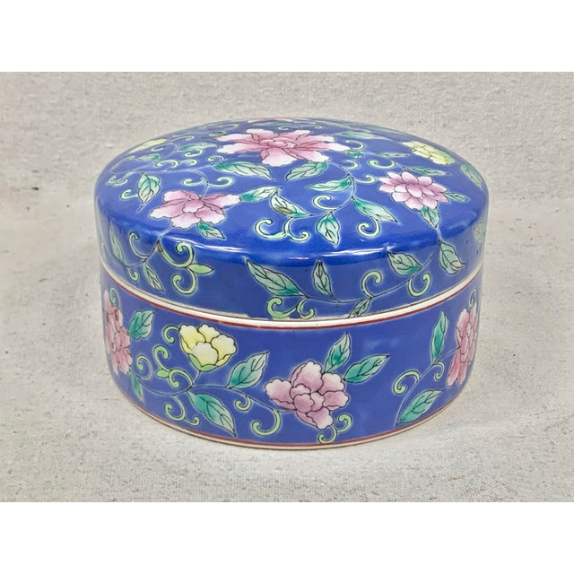 Large Vintage Chinoiserie Lidded Box For Sale - Image 4 of 12
