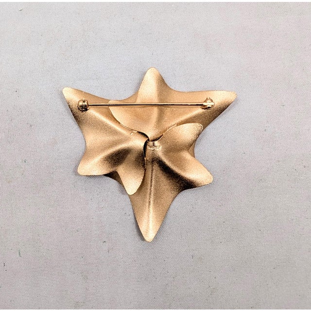 Vintage 1950s Signed Napier Goldtone Frosted Interlocking Leaves Brooch For Sale In Philadelphia - Image 6 of 6