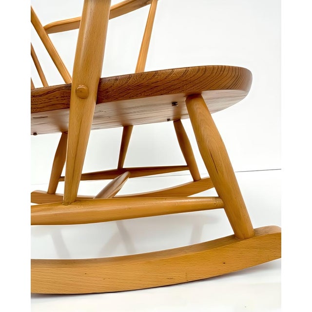 Mid-Century Windsor Grandfather Rocking Chair in Wood attributed to Lucian Ercolani for Ercol, England, 1960s For Sale - Image 11 of 16