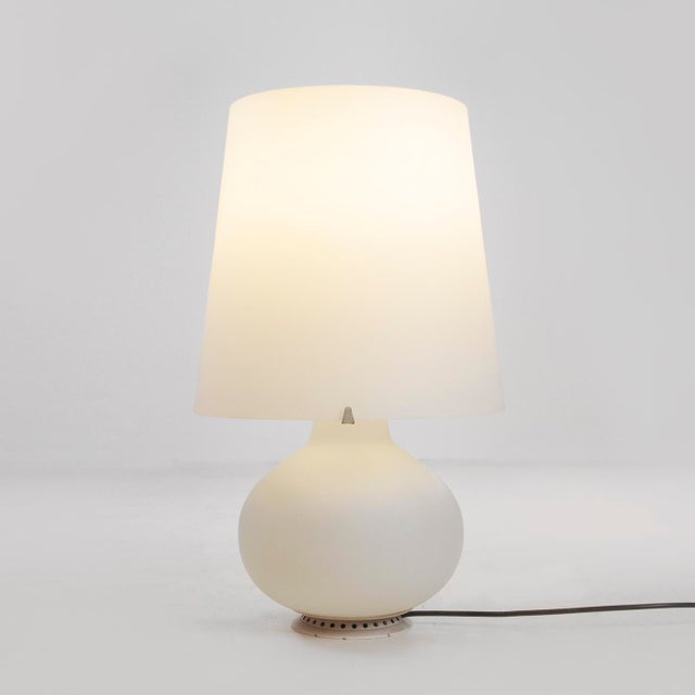 Medium-sized model 1853 table lamp designed by Max Ingrand and produced by Fontana Arte in the 1960s. Made of white satin...