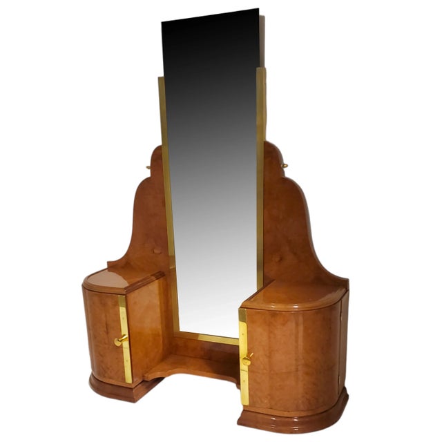 As an ode to the glamour of the Roaring Twenties, this stunning original 1930s dressing table exudes Hollywood glamour...