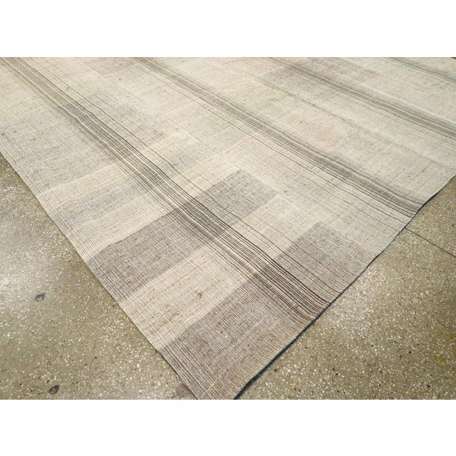 Ivory Galerie Shabab Collection Mid-20th Century Handmade Turkish Flatweave Kilim Room Size Carpet For Sale - Image 8 of 10