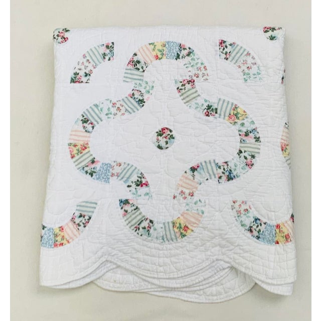 1940s Vintage All-Cotton Hand-Stitched Double Wedding Ring Scalloped Quilt For Sale - Image 16 of 18