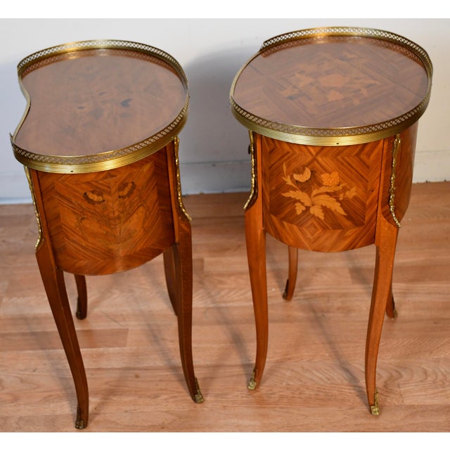 1930s French Style Satinwood Inlaid Pair of Nightstands / Bedside Tables, 2 Pieces For Sale - Image 15 of 17