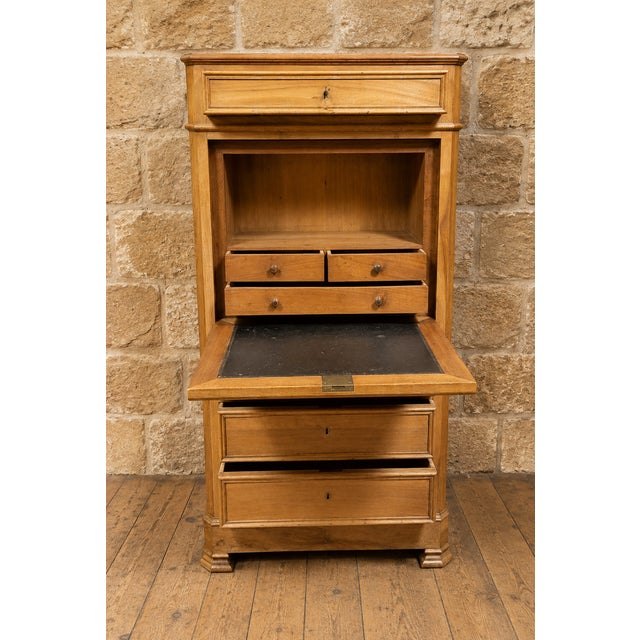 Walnut drop-front secretary desk – Louis-Philippe period, 19th century An elegant drop-front secretary desk, also serving...