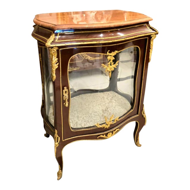French Louis XV Marble-Top Curio Display Cabinet With Glass Panels & Gold Leaf Details For Sale