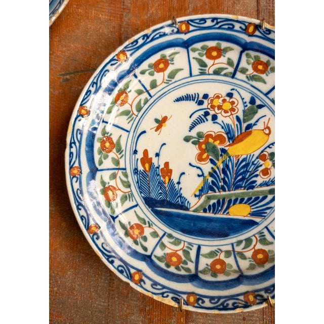 Printmaking Materials 18th Century Pair of Dutch Delf Faience Polychrome Plates With Bird and Flowers For Sale - Image 7 of 14