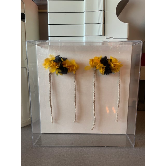 Vintage Mid-Century Urubu-Ka’apor Feather Armbands in Museum Acrylic Case For Sale - Image 9 of 12