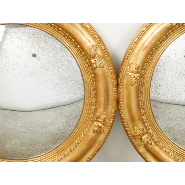 Wood Pair of English Giltwood 1940s Round Convex Mirrors with Carved Oak Leaves For Sale - Image 7 of 11