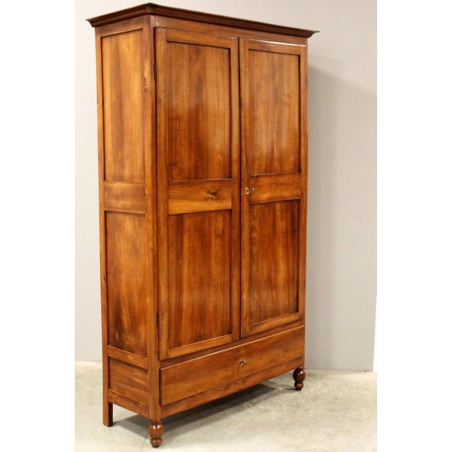 Louis Philippe sideboard Solid walnut Second half of the 19th century - Louis Philippe Origin: Italy - Emilia Romagna,...