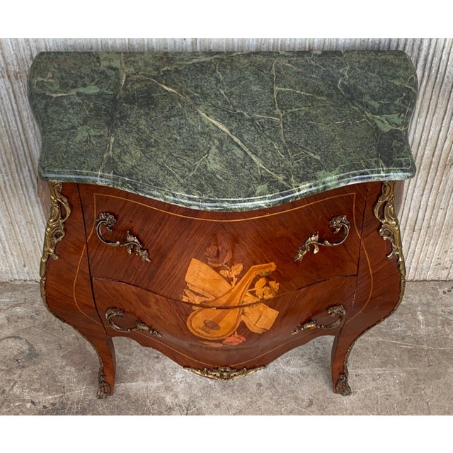 French Early 20th Century French Louis XV Style Fine Kingwood and Marquetry Ormolu Mounted Bombe Commode For Sale - Image 3 of 18