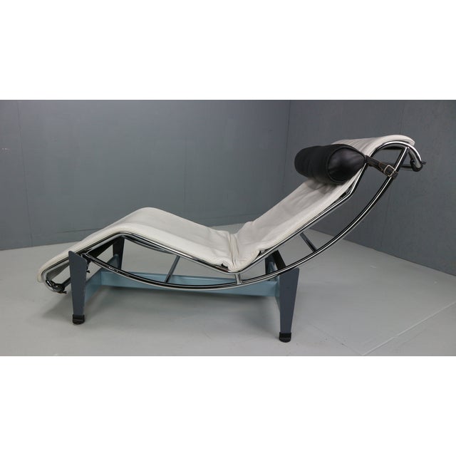Cassina White Leather LC4 Chaise Longue by Le Corbusier for Cassina, 1960s For Sale - Image 4 of 18