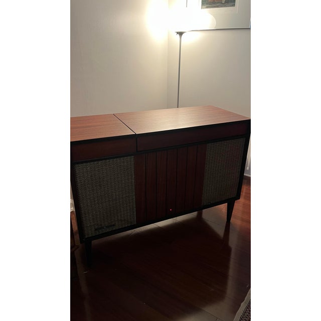 Mid-Century Modern Vintage Mid Century Modern Ge Stereo Console Record Player / Radio Cabinet For Sale - Image 3 of 11