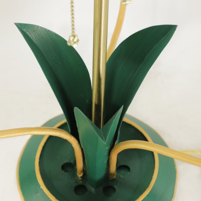 Vintage Floral Tulip Table Lamp – Hand-Painted Metal Tole Style Accent Lamp For Sale - Image 9 of 9