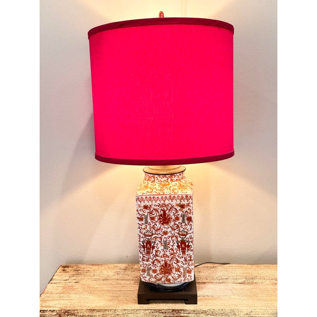 Late 20th Century Vintage Chinoiserie Red & White Porcelain Square Ginger Jar Table Lamp With Red Shade For Sale - Image 5 of 5