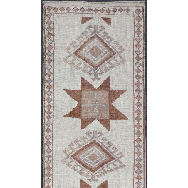Vintage Turkish Tulu Runner With Ivory Field and Muted Brown Star Motifs For Sale - Image 4 of 13