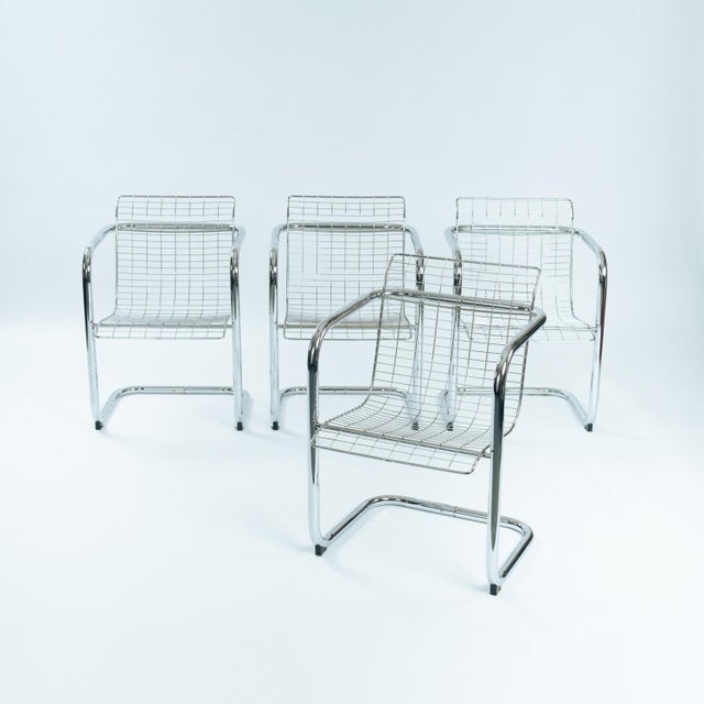 Set of 4 vintage wire chairs Beautiful minimalist design, the chairs create a unique sense of space. The chairs are very...