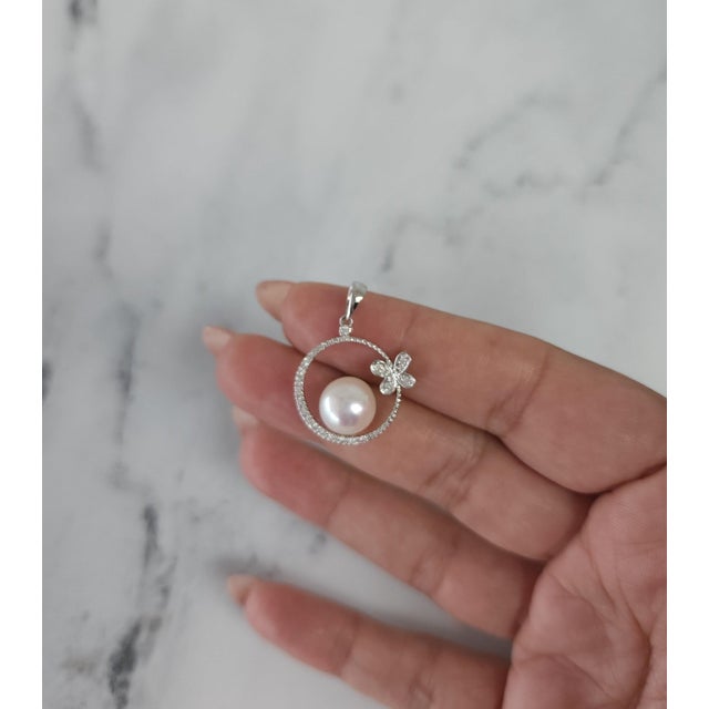 Contemporary Butterfly Freshwater Pearl Necklace 14k White Gold 16" For Sale - Image 3 of 4